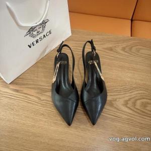 話題人気商品 追跡付人気デザイン早い者勝ち これからの季節、大活躍スーパーコピー2026ヴェルサーチサンダル.